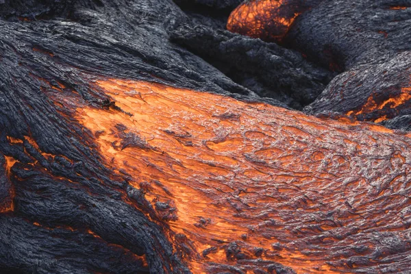 Ηφαιστειακή Λάβα Που Ρέει Πυρακτώσεως Στο Ηφαίστειο — Φωτογραφία Αρχείου