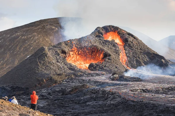 Säkerhet Man Observera Glödande Flödande Vulkanisk Lava Vulkan — Stockfoto