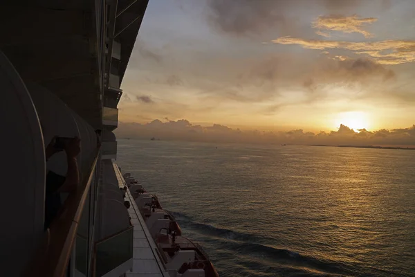 Stunning Sunrise Ocean Cruiseship — Stock Photo, Image