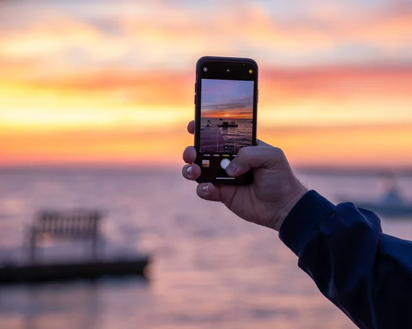 Man Nemen Van Foto Met Smartphone Van Prachtige Zonsondergang Oceaan — Stockfoto