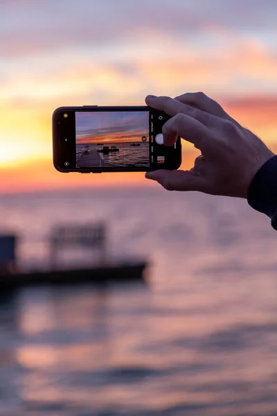 Foto Maken Van Zonsondergang Boven Oceaan Met Smartphone — Stockfoto