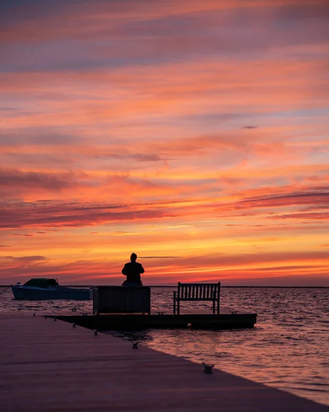 Silhouette Eines Mannes Auf Dem Dock Der Den Sonnenuntergang Über — Stockfoto