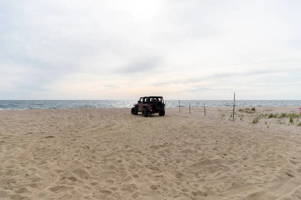 Nantucket偏远海滩上的隔离吉普车 — 图库照片