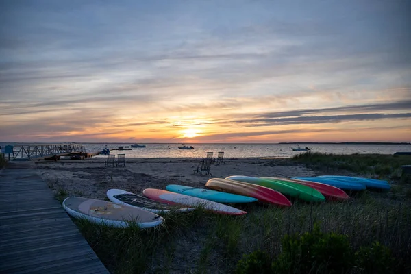 Caiaque Paddleboards Alinhados Longo Praia Durante Pôr Sol — Fotografia de Stock