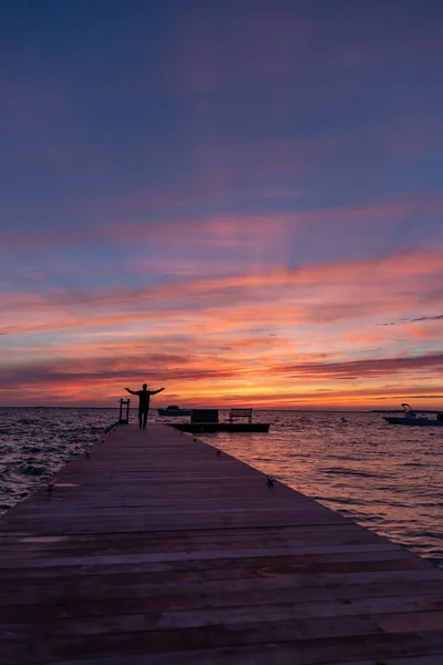 Silhueta Homem Erguendo Braços Sob Incrível Céu Pôr Sol — Fotografia de Stock