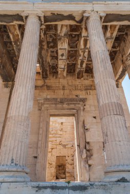 Erechtheion Tapınağı, Akropolis, Yunanistan 'ın giriş grubu ve sütunlarının alt görüntüsü
