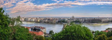 Budapeşte, Macaristan 18.08.2021. Tuna Nehri 'nin panoramik manzarası ve güneşli bir yaz sabahında Macaristan' ın Budapeşte seti.