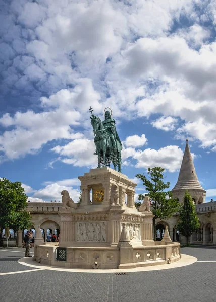 Budapeşte, Macaristan 18.08.2021. Macaristan 'ın Budapeşte kentindeki Budapeşte kentindeki Aziz Istvan anıtı güneşli bir yaz sabahında
