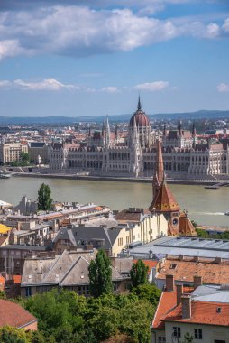 Budapeşte, Macaristan 18.08.2021. Macaristan 'ın Budapeşte kentinde güneşli bir yaz gününde Tuna Nehri ve parlamento binasının panoramik manzarası