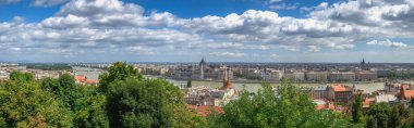 Budapeşte, Macaristan 18.08.2021. Macaristan 'ın Budapeşte kentinde güneşli bir yaz gününde Tuna Nehri ve parlamento binasının panoramik manzarası