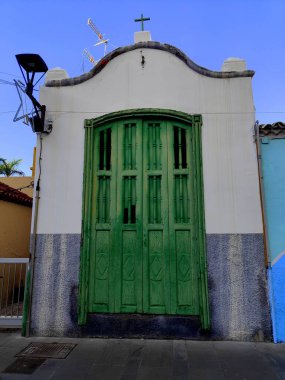 Yeşil kapılı eski şapel cephesi