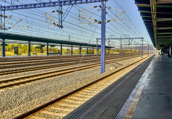 Pusty Dworzec Kolejowy Czekając Przybycie Nowego Pociągu Podróży — Zdjęcie stockowe