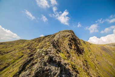 UK Hava Durumu: Mavi gökyüzü ve bulut, Sharp Edge, Blencathra.