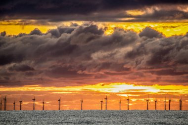 UK Weather: Walney Offshore Windfarm üzerinden gün batımı.