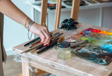 Ressam kadın yağlı boya tablosu