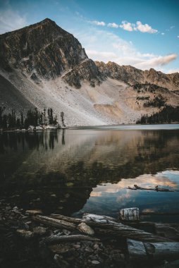 Arka planda dağ olan Alp Gölü yansıması