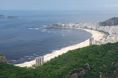 Sugar Loaf dağından Copacabana plajına ve Rio de Janeiro, Brezilya 'daki yeşil yağmur ormanlarına kadar güzel bir manzara.