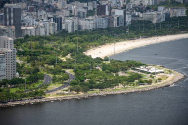 Brezilya 'nın Rio de Janeiro kentindeki Şeker Somunu' ndan görülen yeşil Flamengo Arazi Arazi Alanı ve şehir yemeklerine güzel bir manzara