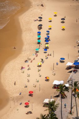 Rio de Janeiro, Brezilya 'da güneşli şemsiyelerle yukarıdan sahile güzel manzara