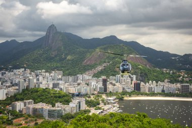 Corcovado yeşil yağmur ormanı dağı ve Brezilya 'nın Rio de Janeiro bölgesinden uçan helikopter manzarası çok güzel.