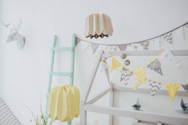 Paskalya süsü. Ahşap besleyici ve mimozalı Paskalya yumurtaları.