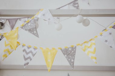 Paskalya süsü. Ahşap besleyici ve mimozalı Paskalya yumurtaları.