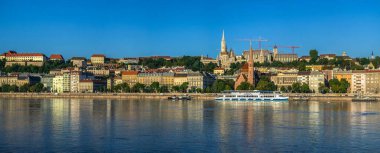 Budapeşte, Macaristan 18.08.2021. Tuna Nehri 'nin panoramik manzarası ve güneşli bir yaz sabahı Buda seti.