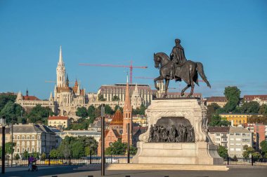 Budapeşte, Macaristan 18.08.2021. Macaristan 'ın Budapeşte kentindeki Pest seti üzerindeki Gyula Andrassy anıtı güneşli bir yaz sabahında