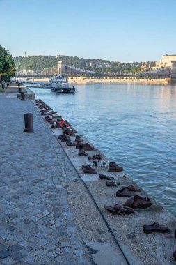 Budapeşte, Macaristan 18.08.2021. Macaristan 'ın Budapeşte seti üzerindeki Tuna kıyısındaki anıtta ayakkabılar