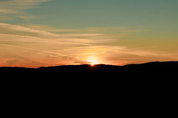 Frumos Apus Soarele Apune Spatele Unui Munte — Fotografie, imagine de stoc