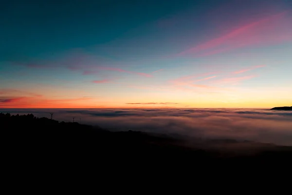 Coucher Soleil Sommet Montagne Dans Une Mer Nuages — Photo