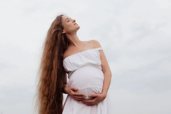 Mujer Embarazada Feliz Vestido Blanco Prado Verde —  Fotos de Stock