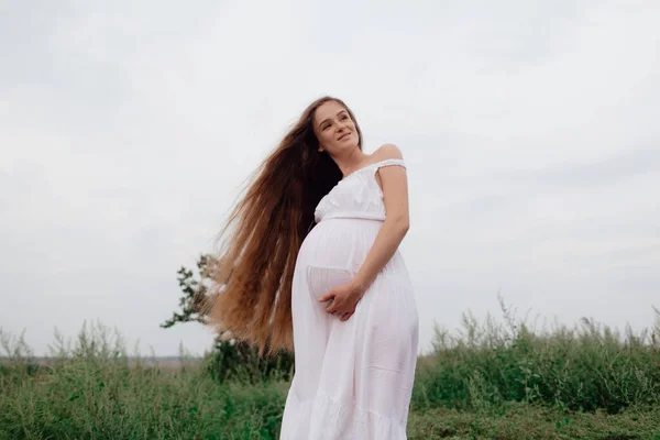 Mujer Embarazada Feliz Vestido Blanco Prado Verde —  Fotos de Stock