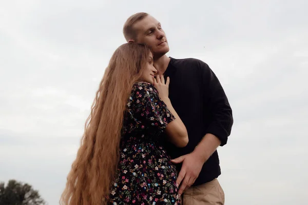 Casal Amoroso Casal Livre Nos Braços Outro — Fotografia de Stock