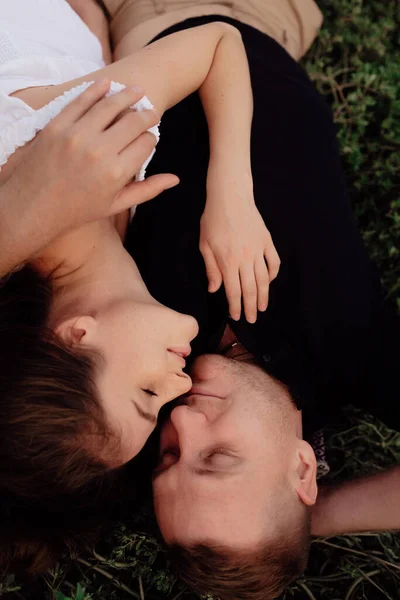 Liebevolles Hochzeitspaar Liegt Sich Freien Den Armen — Stockfoto