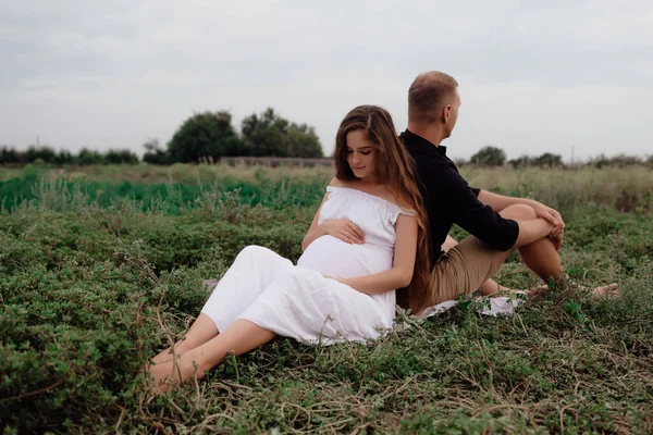 Kochająca Się Para Ślubna Świeżym Powietrzu Swoich Ramionach — Zdjęcie stockowe