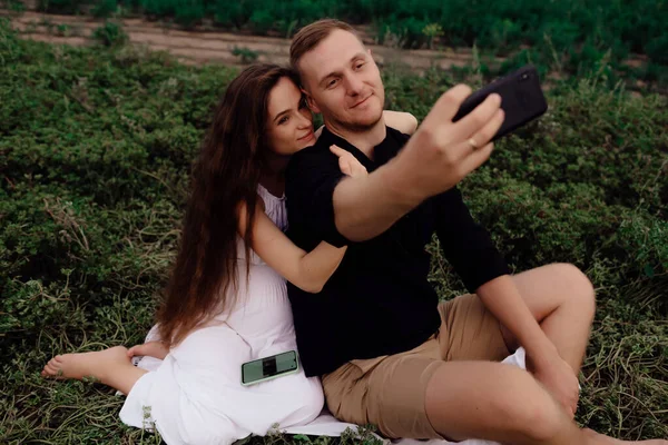 Par Amantes Tomando Una Selfie Teléfono — Foto de Stock