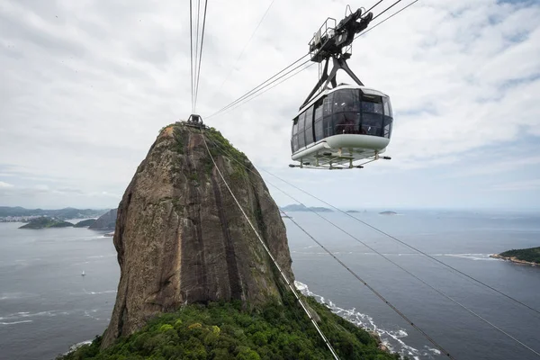 Brezilya Rio Janeiro Daki Sugar Loaf Teleferiğine Okyanusa Yeşil Yağmur — Stok fotoğraf