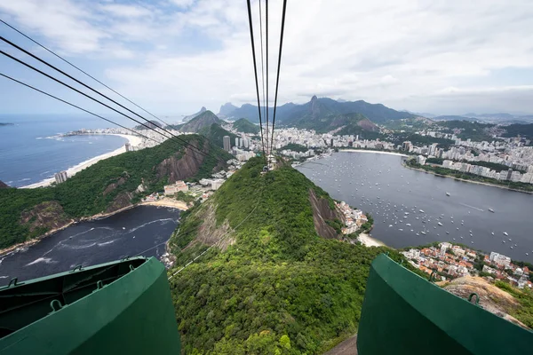 位于巴西里约热内卢的糖面包缆车 海洋和绿色雨林山脉美丽的风景 — 图库照片