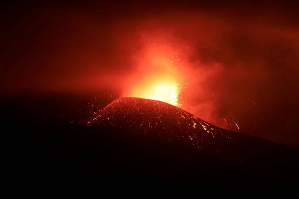 Извержение Вулкана Выбрасывающее Пирокластический Материал Ночью — стоковое фото