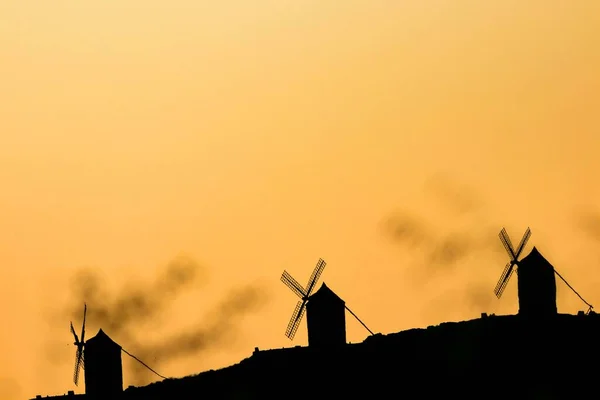 Сонячний Пейзаж Вітряних Млинів Замок Вершині Гори — стокове фото