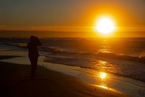 Vrouw Genieten Van Zonsondergang Het Strand Winter Zon — Stockfoto