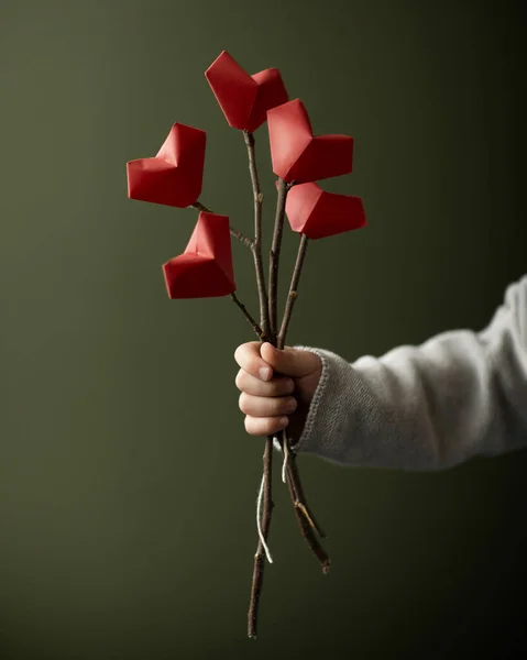 Enfant Tenant Bouquet Coeurs Papier — Photo