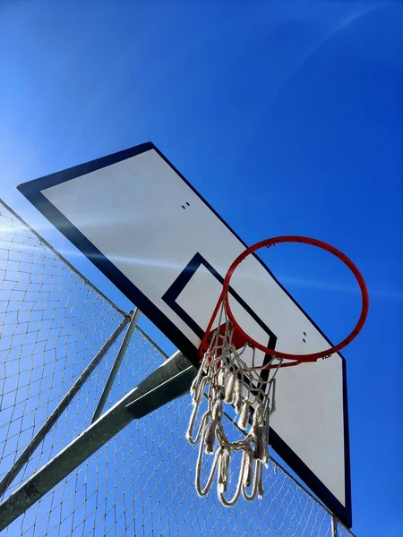 Basketbalveld Sluiten Blauwe Lucht — Stockfoto