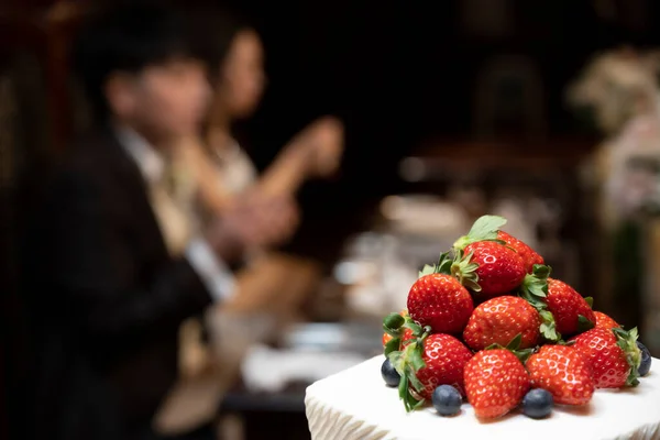 Bride Groom Strawberry Cake — Zdjęcie stockowe