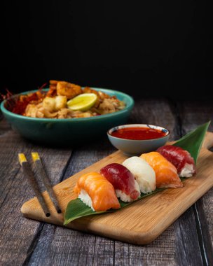 YAKISOBA NIGIRI SALMON ve TUNA ile SUSHI COMBO