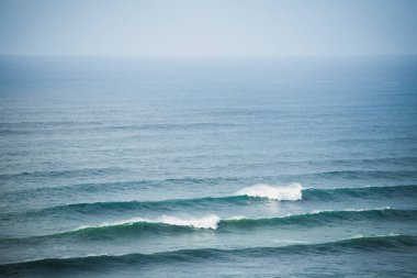 Oregon kıyılarındaki okyanus fırtınası dalgaları.