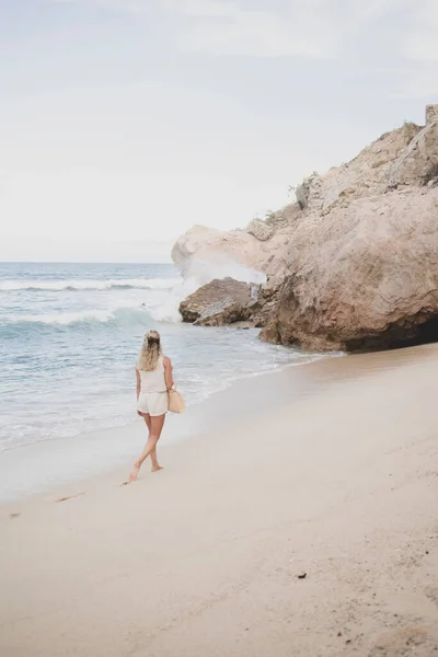 Блондинка Йде Прогулянку Пляжі Мексиці — стокове фото