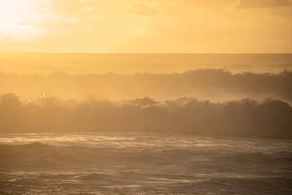 Misty Zonsondergang Golven Aan Noordkust Van Oahu — Stockfoto