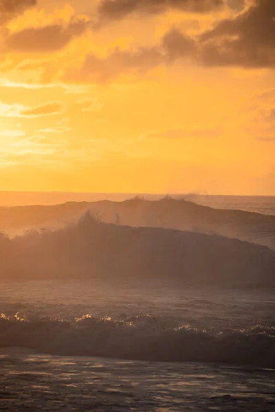 Puesta Sol Brumosa Sobre Olas Costa Norte Oahu — Foto de Stock